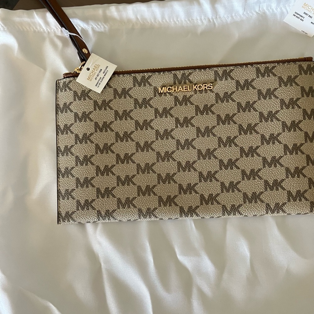 Michael Kors Large Zip clutch wristlet. Jet Set